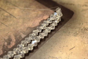 Бусины стеклянные граненые 34 шт на нити №30 прозрачный перламутровый